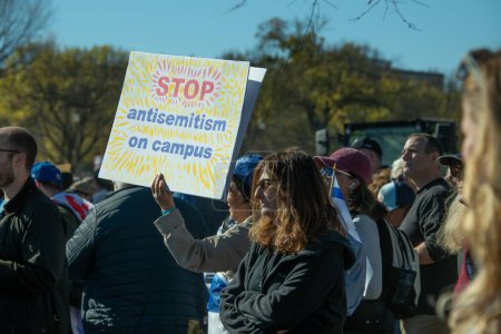 Téléchargez les photos : Un participant signe la Marche pour Israël à Washington DC, Etats-Unis le 14 novembre 2023 - en image libre de droit