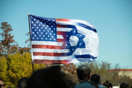 Téléchargez les photos : Drapeaux américains et israéliens vus lors de la Marche pour Israël à Washington DC, États-Unis le 14 novembre 2023 - en image libre de droit