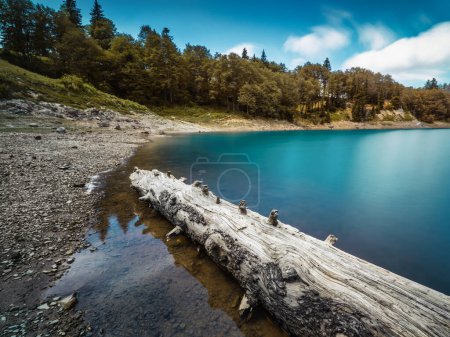 Téléchargez les photos : Lac turquoise en montagne, lac Mtsvane, Géorgie. Longue exposition. - en image libre de droit