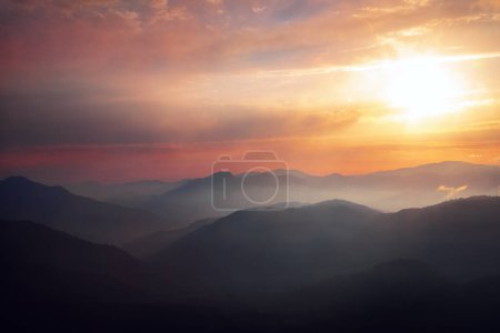 Téléchargez les photos : Coucher de soleil sur les montagnes du Caucase à Adjara, Géorgie - en image libre de droit