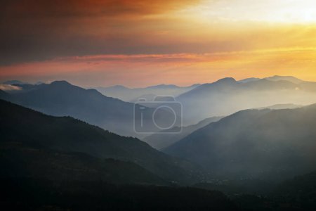 Foto de Vista del atardecer de las montañas del Cáucaso en Adjara, Georgia - Imagen libre de derechos