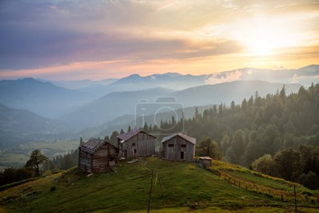 Téléchargez les photos : Paysage rural de montagne au coucher du soleil, Adjara, Géorgie - en image libre de droit