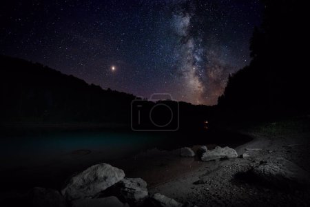 Téléchargez les photos : Voie lactée au-dessus d'un lac de montagne, Géorgie - en image libre de droit