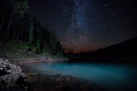 Foto de Vía Láctea sobre un lago de montaña, Georgia - Imagen libre de derechos