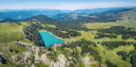 Téléchargez les photos : Panorama aérien d'un lac turquoise en montagne, lac Mtsvane, Géorgie - en image libre de droit