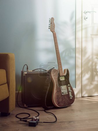 Foto de Guitarra eléctrica y amplificador de pie en el suelo entre el sofá y la puerta a la luz del sol desde la ventana - Imagen libre de derechos