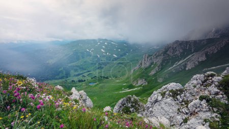 Foto de Vista desde arriba sobre el valle de la montaña cubierto de nubes sombrías. Lagonaki, Cáucaso, Rusia - Imagen libre de derechos