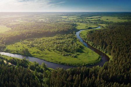 Téléchargez les photos : Vue aérienne de la rivière Nerl, forêts et prairies, Russie - en image libre de droit