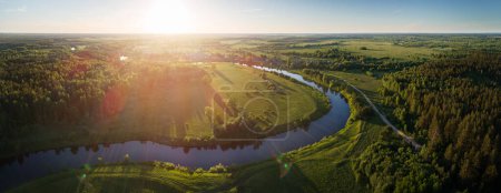Téléchargez les photos : Vue panoramique depuis un drone de la rivière Nerl, forêts et prairies, Russie - en image libre de droit
