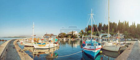 Foto de Vista panorámica de los coloridos barcos de pesca atracados en el puerto de Kalami, isla de Corfú, Grecia - Imagen libre de derechos
