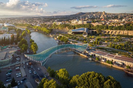 Téléchargez les photos : Vue aérienne panoramique du centre-ville de Tbilissi, Géorgie. Au premier plan se trouve le pont de la Paix sur la rivière Mtkvari. - en image libre de droit
