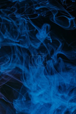 Foto de Abstract swirling smoke texture on black background - Imagen libre de derechos