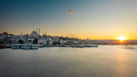 Foto de Puesta de sol sobre el Puente del Cuerno de Oro y la Mezquita Suleymaniye. Estambul, Turquía. - Imagen libre de derechos