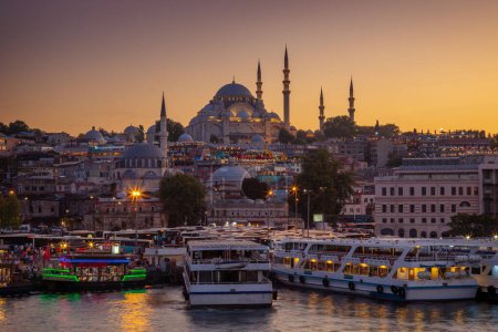 Téléchargez les photos : Mosquée historique Suleymaniye au crépuscule et la Corne d'or avec des ferries. Istanbul, Turquie. - en image libre de droit