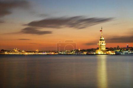Foto de Vista al atardecer de la Torre de la Doncella y el horizonte de Estambul, Turquía - Imagen libre de derechos