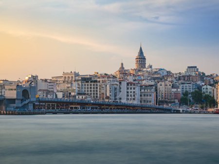 Téléchargez les photos : Vue panoramique du pont de Galata sur la Corne d'Or et la Tour de Galata à Karakoy, Istanbul, Turquie - en image libre de droit