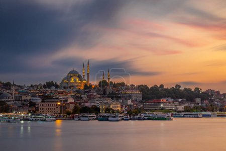 Foto de Histórica mezquita Suleymaniye al atardecer y el Cuerno de Oro con transbordadores. Estambul, Turquía. - Imagen libre de derechos