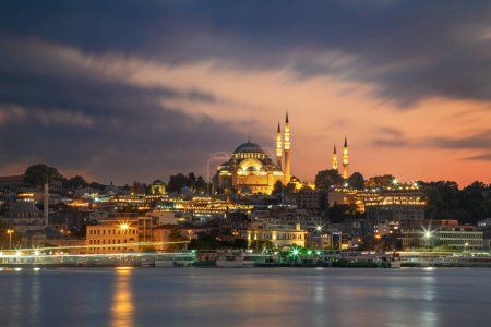 Foto de Histórica mezquita Suleymaniye al atardecer y el Cuerno de Oro con transbordadores. Estambul, Turquía. - Imagen libre de derechos