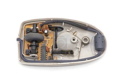 Téléchargez les photos : Intérieur d'une souris mécanique d'ordinateur, avec sa balle et ses micropuces - en image libre de droit