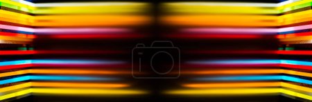 Téléchargez les photos : Lumière à travers pile de différentes couleurs coulé feuille acrylique sur fond noir - en image libre de droit