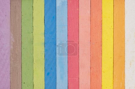Téléchargez les photos : Rangée de fond craie colorée - en image libre de droit