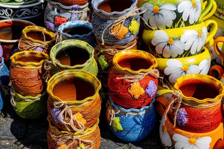 Foto de Sibiu City, Rumania - 04 de septiembre de 2022. Mercado tradicional de cerámica artesanal rumana en la feria de alfareros de Sibiu, Rumania - Imagen libre de derechos