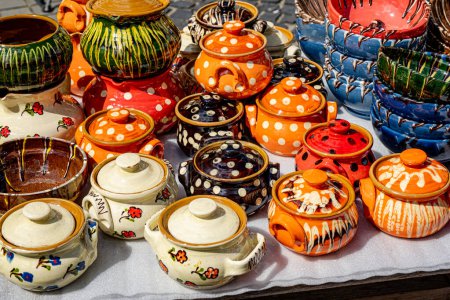 Foto de Sibiu City, Rumania - 04 de septiembre de 2022. Mercado tradicional de cerámica artesanal rumana en la feria de alfareros de Sibiu, Rumania - Imagen libre de derechos