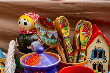 Téléchargez les photos : Sibiu City, Roumanie - 04 septembre 2022. Marché roumain traditionnel de la céramique artisanale à la foire des potiers de Sibiu, Roumanie - en image libre de droit