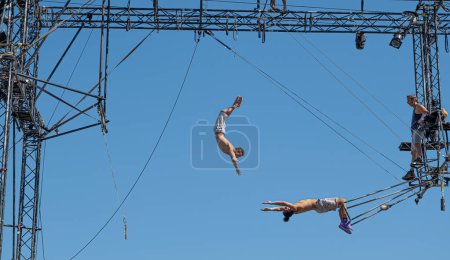Foto de Sibiu City, Romania - 28 June 2022 trapeze artists acrobats from CirkVOST, on the metal scaffolding at the International Theatre Festival from Sibiu, Romania. - Imagen libre de derechos