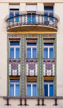 Foto de BUDAPEST, HUNGRÍA 02 de marzo de 2023. Vista frontal del hermoso edificio Art Nouveau antiguo, Gyorgy Kopeczek arhitect, construir 1910 - 1912 - Imagen libre de derechos