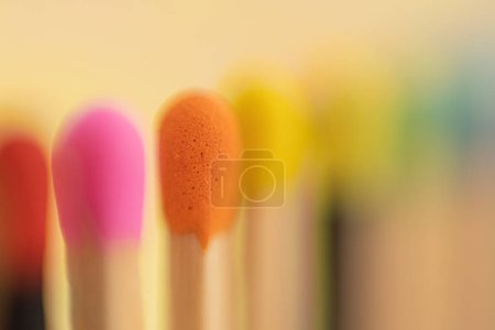 Foto de Palos de cerillas multicolores, enfoque selectivo, imagen borrosa - Imagen libre de derechos