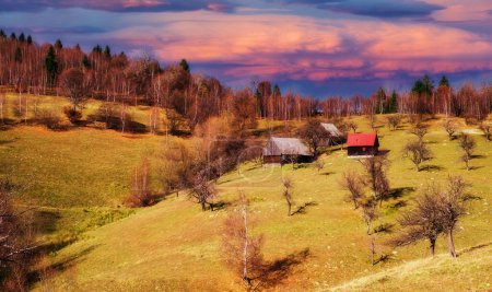 Ancienne bergerie roumaine au sommet de la colline à l'automne, village de Fantanele, comté de Sibiu, montagnes Cindrel, 1100m, Roumanie