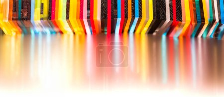 Téléchargez les photos : Lumière à travers pile de différentes couleurs coulé feuille acrylique sur fond blanc - en image libre de droit