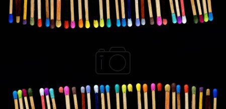 Téléchargez les photos : Allumettes de différentes formes et couleurs sur fond noir - en image libre de droit