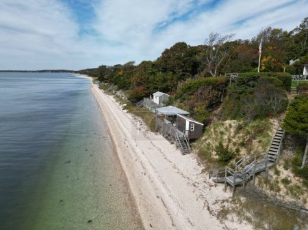 Téléchargez les photos : Vue par drone sur la plage du côté ouest de Nassau Point avec des escaliers menant aux plages depuis les maisons d'été - en image libre de droit
