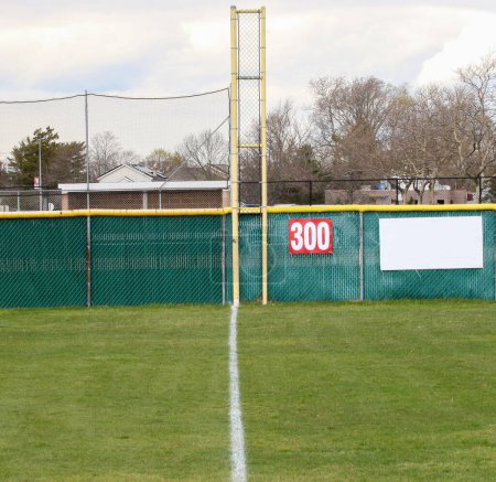 Téléchargez les photos : Looking down the third base foul line to the foul pole 300 yards away on a grass baseball field. - en image libre de droit