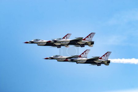 Téléchargez les photos : Wantagh, New York, États-Unis - 26 mai 2023 : L'équipe de démonstration des Thunderbird de l'armée de l'air américaine lors d'un spectacle aérien au-dessus de Jones Beach Long Island. - en image libre de droit