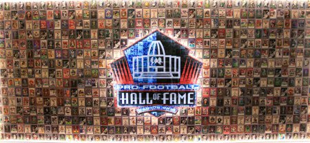 Téléchargez les photos : Canton, Ohio, États-Unis - 3 août 2023 : Photo d'un logo du Temple de la renommée du football entouré de nombreuses cartes de football des membres - en image libre de droit