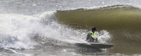 Ein männlicher Surfer, der auslöschte und in die Welle fiel, auf der er ritt.