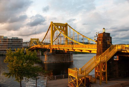 Foto de Vista del puente Rachel Carson de la calle 9 al atardecer en la ciudad de Pittsburgh en una noche de agosto. - Imagen libre de derechos