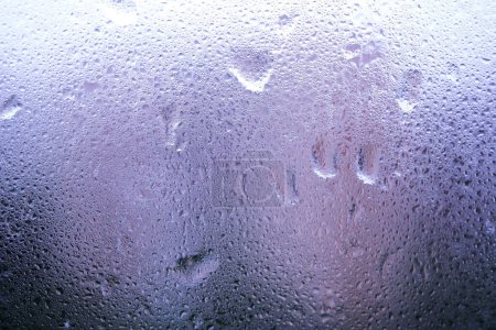 Foto de Vidrio de ventana húmedo en un día lluvioso frío como fondo abstracto - Imagen libre de derechos