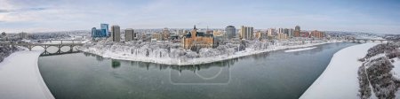 Téléchargez les photos : Vue aérienne de la ville de Saskatoon dans la province de la Saskatchewan, Canada pendant l'hiver - en image libre de droit