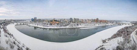 Téléchargez les photos : Vue aérienne de la ville de Saskatoon dans la province de la Saskatchewan, Canada pendant l'hiver - en image libre de droit