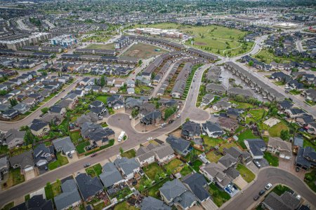 Foto de Willowgrove es un barrio principalmente residencial situado en el lado este de Saskatoon, Saskatchewan, Canadá. Comprende una mezcla de casas unifamiliares aisladas principalmente y menos unidades múltiples - Imagen libre de derechos