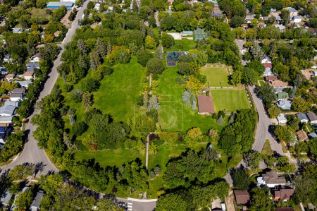 Foto de Ashworth Holmes Park se encuentra en el barrio de Caswell Hill de Saskatoon. - Imagen libre de derechos