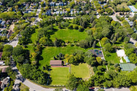 Foto de Ashworth Holmes Park se encuentra en el barrio de Caswell Hill de Saskatoon. - Imagen libre de derechos