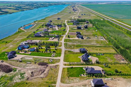 Téléchargez les photos : Éclat aérien de Skyview Estates à Saskatoon, mettant en valeur son design haut de gamme et la symétrie sereine des maisons face au ciel infini de la Saskatchewan - en image libre de droit