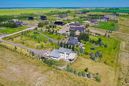 Téléchargez les photos : Éclat aérien de Skyview Estates à Saskatoon, mettant en valeur son design haut de gamme et la symétrie sereine des maisons face au ciel infini de la Saskatchewan - en image libre de droit