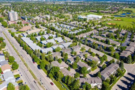 Téléchargez les photos : Aerial of Wildwood, Saskatoon (Saskatchewan), mettant en valeur ses parcs, ses maisons diversifiées et sa vie communautaire dynamique. Un havre de paix de banlieue reflétant une vie harmonieuse, parfait pour l'immobilier et le design urbain visuels. - en image libre de droit