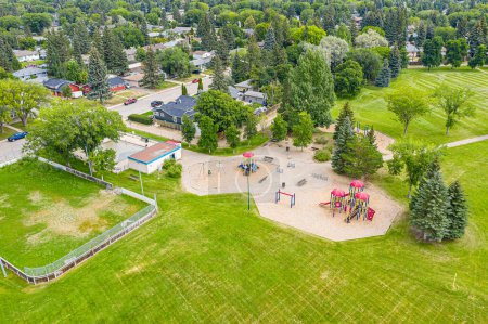Téléchargez les photos : Adelaide Park à Saskatoon : une retraite sereine. Cette image capture sa verdure luxuriante, ses sentiers de randonnée paisibles et ses aires de jeux joyeuses, ce qui en fait une évasion urbaine parfaite pour les familles et les amoureux de la nature.. - en image libre de droit